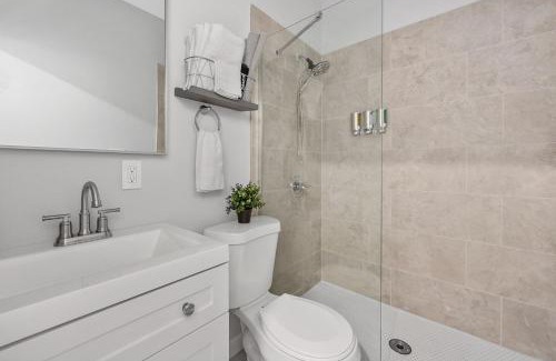 Over-the-Rhine Apartamento | Prime OTR steps to Vine St, Lux Full Bed, Workspace, fast WiFi, 50in Smart TV, Sleeps 3ppl