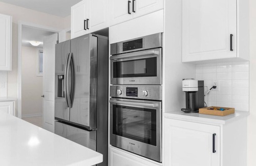Otonabee-South Monaghan Casa | Prime Peterborough: 4BR + Office, Newly Renovated