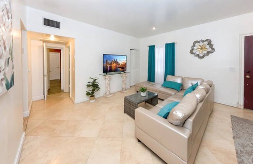 Norma Triangle Apartamento | Prime Real Estate in Bev Hills w/ Patio + Parking
