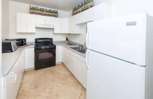 Norma Triangle Apartamento | Prime Real Estate in Bev Hills w/ Patio + Parking