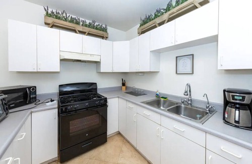 Norma Triangle Apartamento | Prime Real Estate in Bev Hills w/ Patio + Parking