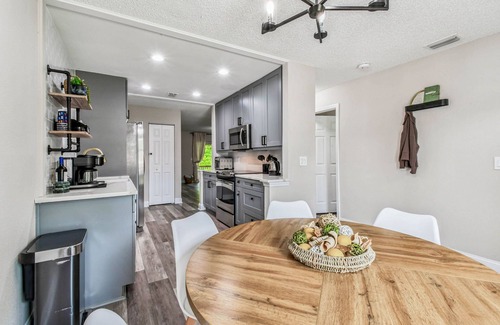 Port Tampa City Casa | Prime S Tampa Location with Hot Tub, Deck, Grill, Near Beach!