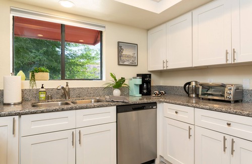 Canyon Corridor Condominio | Prime South Palm Springs, Luxury 2 bed, 2 bath condo, VIEWS!!