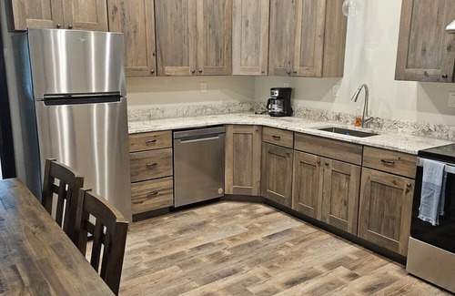 Gardiner Cabina | Prime Spot! Complimentary Parking, Next to Gardiner Downtown!