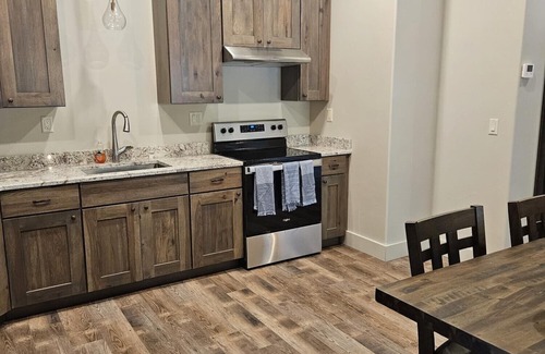 Gardiner Cabina | Prime Spot! Complimentary Parking, Next to Gardiner Downtown!