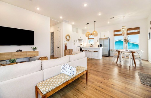 San Luis Casa | Prime | Steps to Beach | Large Deck | Modern
