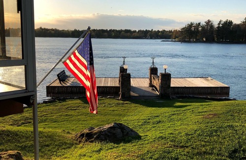 Alexandria Bay Cabaña | Prime waterfront cottage in Thousand Islands, wifi, Pet-Freindly