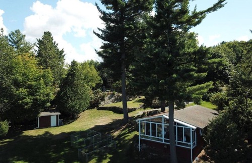 Alexandria Bay Cabaña | Prime waterfront cottage in Thousand Islands, wifi, Pet-Freindly