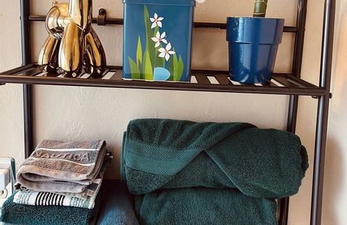 Tri-West Apartamento | Prime WeHo King Bed Plant Filled Oasis with Large Outdoor Patio