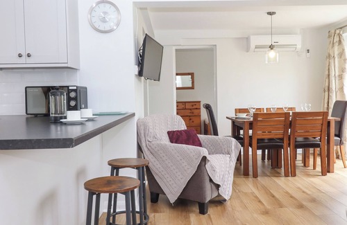 Woolfardisworthy Cabaña | PRIMROSE AT MOORHEAD COUNTRY HOLIDAYS, with pool in Woolfardisworthy