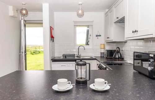 Woolfardisworthy Cabaña | PRIMROSE AT MOORHEAD COUNTRY HOLIDAYS, with pool in Woolfardisworthy