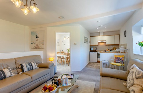 Whitstone Casa | Primrose Cottage - Bennetts Court