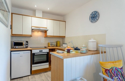 Whitstone Casa | Primrose Cottage - Bennetts Court