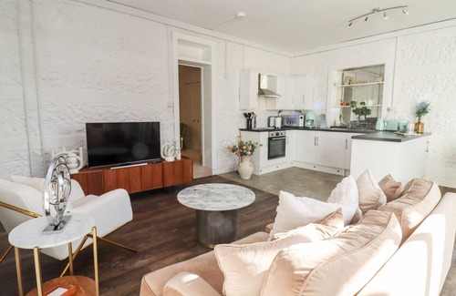 Blandford Saint Mary Casa | PRIMROSE, romantic, character holiday cottage in Blandford Forum