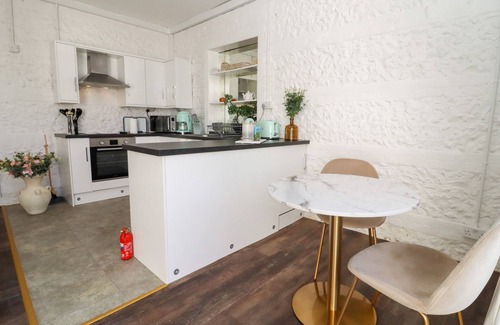 Blandford Saint Mary Casa | PRIMROSE, romantic, character holiday cottage in Blandford Forum