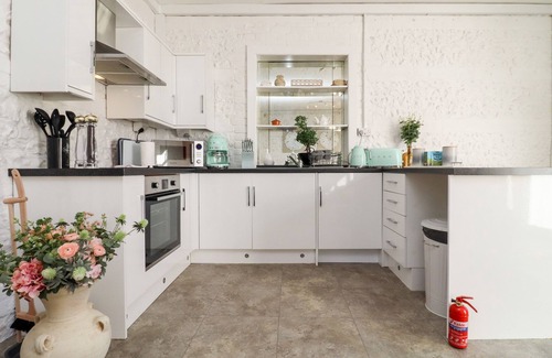 Blandford Saint Mary Casa | PRIMROSE, romantic, character holiday cottage in Blandford Forum
