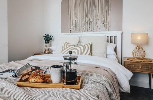Riverside Apartamento | Principality View Apartment Two, by Solace Stays