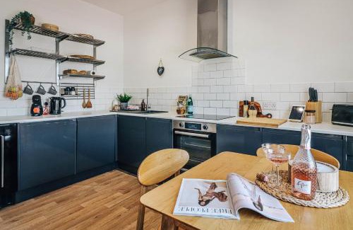 Riverside Apartamento | Principality View Apartment Two, by Solace Stays