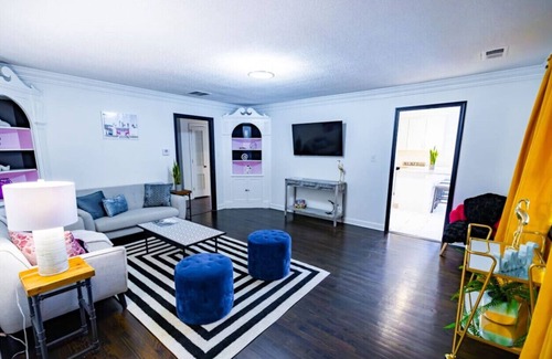 Whitehaven Casa | Priscilla's Retro themed house