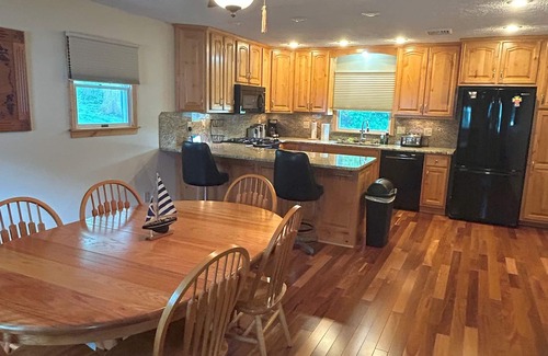 Lakeside Cabaña | Pristine 3-bedroom cottage in Lakeside, Ohio with central air, laundry, Wi-Fi