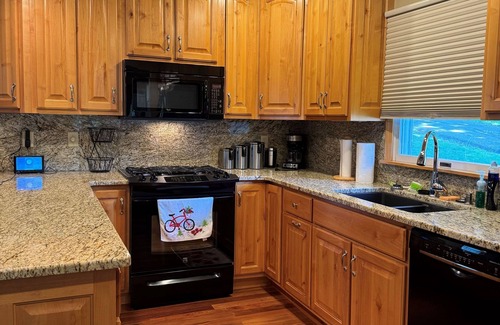 Lakeside Cabaña | Pristine 3-bedroom cottage in Lakeside, Ohio with central air, laundry, Wi-Fi