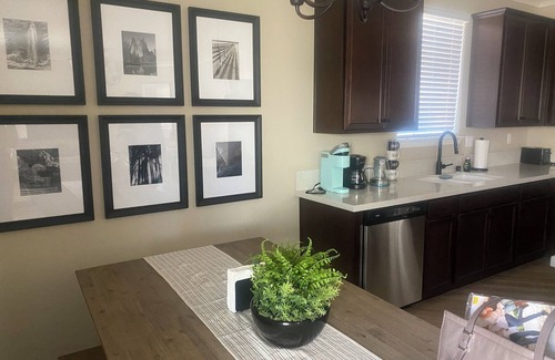 Hanford Casa | Pristine 3bed 2 bath bungalow in a safe suburban family friendly neighborhood.