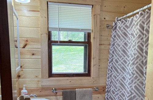 Girard Cabina | Pristine 3BR on a great fishing & recreation lake. Water toys & boat available!