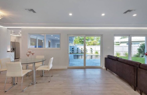Coral Ridge Casa | Pristine and Modern Bayview Bungalow With Heated Pool!