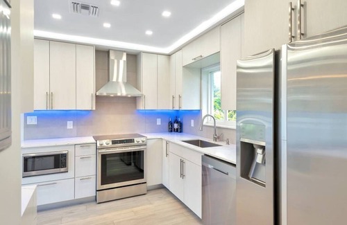 Coral Ridge Casa | Pristine and Modern Bayview Bungalow With Heated Pool!