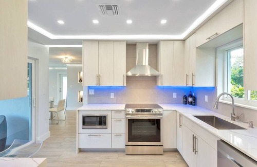 Coral Ridge Casa | Pristine and Modern Bayview Bungalow With Heated Pool!