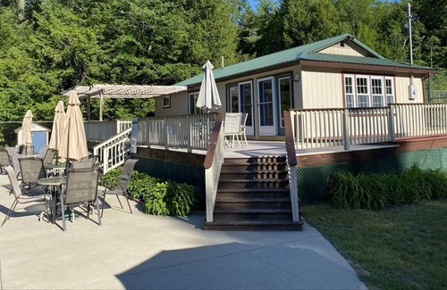 Bridgton Casa | Pristine Log Cabin in Moose Pond Association LAKE, POOL, KAYAK, CANOE, 1 dog OK!