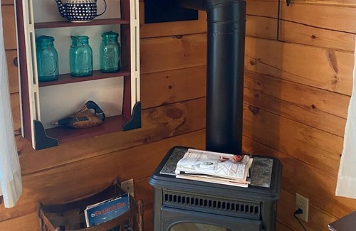 Bridgton Casa | Pristine Log Cabin in Moose Pond Association LAKE, POOL, KAYAK, CANOE, 1 dog OK!