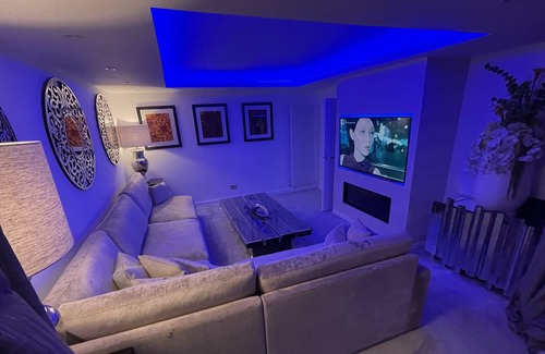 Cray Valley East Casa | Olive-London-Kent - Luxury Villa with Hot Tub