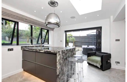 Cray Valley East Casa | Olive-London-Kent - Luxury Villa with Hot Tub
