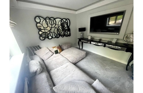 Cray Valley East Casa | Olive-London-Kent - Luxury Villa with Hot Tub