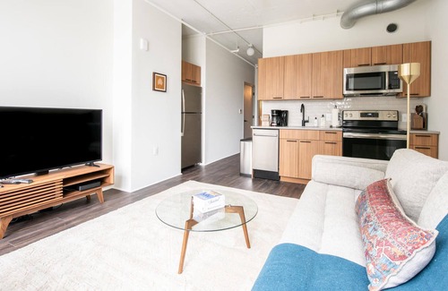 Eisenhower East Apartamento | Pristine Studio in The Carlyle Dist w/ Concierge