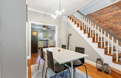 Downtown Baltimore Casa | Pristine Townhouse With Rooftop Deck Near Canton!