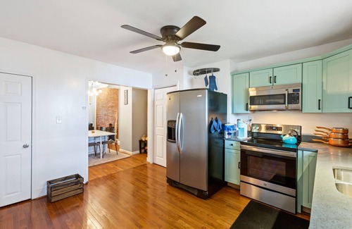 Downtown Baltimore Casa | Pristine Townhouse With Rooftop Deck Near Canton!
