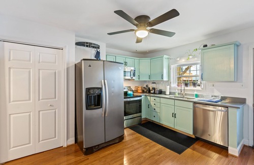 Downtown Baltimore Casa | Pristine Townhouse With Rooftop Deck Near Canton!