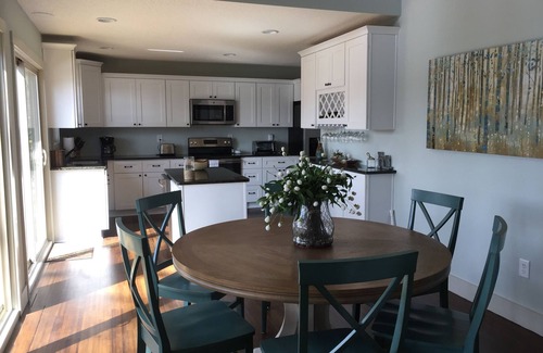 Seneca Casa | ¡NUEVO LISTADO! Casa recientemente renovada con playa privada y comodidades