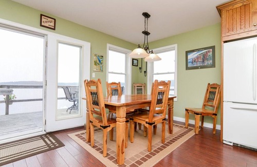 Addington Highlands Casa | Pristine Waterfront! Cabañas en Bon Echo's Edge - Casa principal