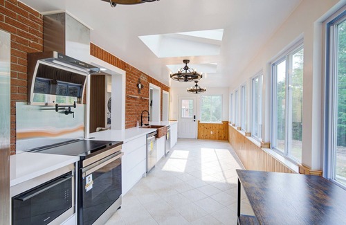 Uxbridge Cabaña | Privacy Magical Forest Cottage 30+ Party Room, Disco KTV