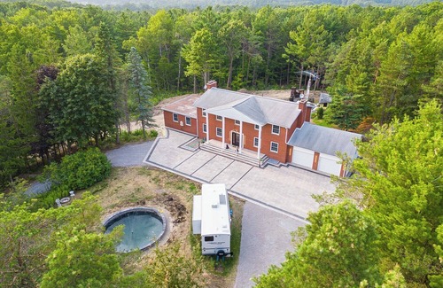Uxbridge Cabaña | Privacy Magical Forest Cottage 30+ Party Room, Disco KTV