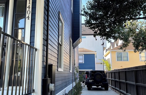 Shady Acres Apartamento | Private 1 bed 1 bath Studio Garage Apartment in the Heights + Free WIFI