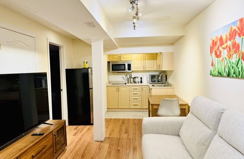 Brampton Casa | Private 1-Bedroom Apartment Near Pearson Airport – Perfect for Solo Travelers and Couples