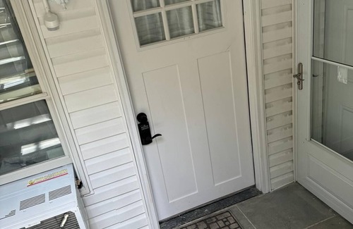 Roslyn Apartamento | Exclusive Spacious 1 bedroom Suite with Dishwasher, Washer-Dryer