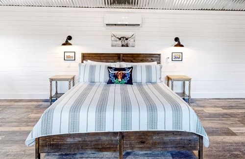 Fredericksburg Cabaña | Private, 10-acre property with firepit, patio/decks & high-speed WiFi