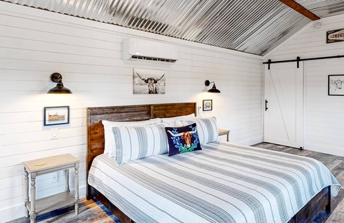 Fredericksburg Cabaña | Private, 10-acre property with firepit, patio/decks & high-speed WiFi