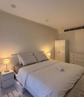 Al Ghubrah Ash Shamaliyyah Apartamento | Private 1BHK Top-Floor Apartment at Ghubrah Beach