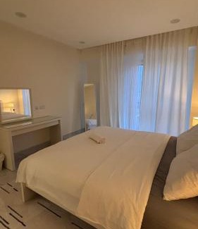 Al Ghubrah Ash Shamaliyyah Apartamento | Private 1BHK Top-Floor Apartment at Ghubrah Beach